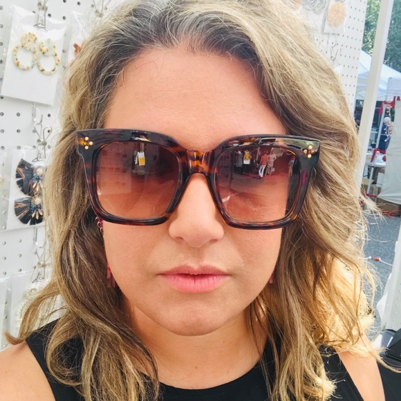 🆑 Square Frame Sunglasses in Tortoise - Picture 2 of 8